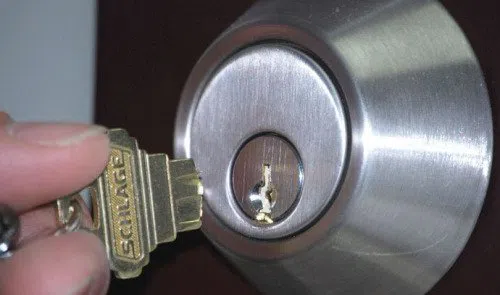 Royal Locksmith Store Miami Beach, FL 305-744-5495 - key-broke-in-lock